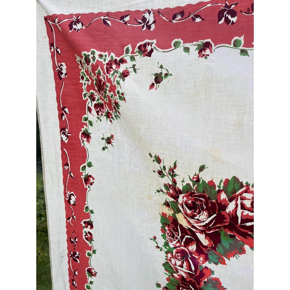 Vintage Tablecloth with Red Roses Pattern - Picture 3 of 11